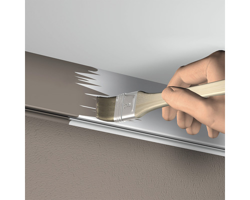 Anstreichen einer Zierleiste mit einem Pinsel