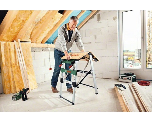 Mann arbeitet an einer Bosch Werkbank in einem Raum mit Dachschräge