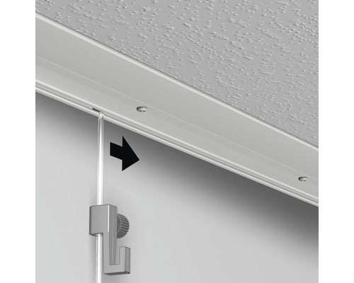 Detailaufnahme einer Wandschiene zur Bildaufhängung mit verstellbarem Haken
