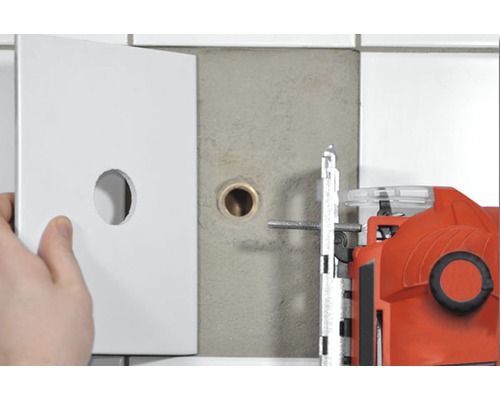 Installation d''une trappe de visite dans une salle de bains à côté d''une scie sauteuse.