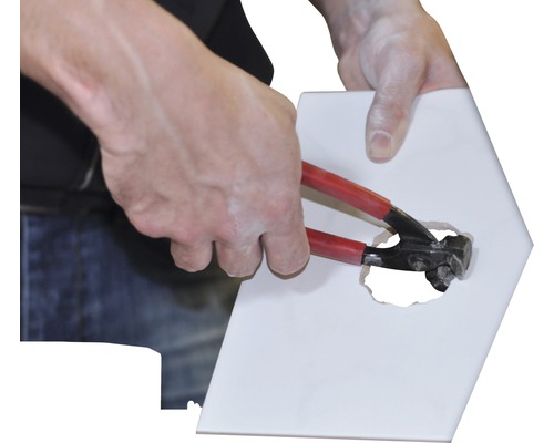 Coupe-carreaux en cours d''utilisation sur un carreau