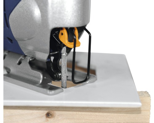 Gros plan d''une scie sauteuse coupant une pièce