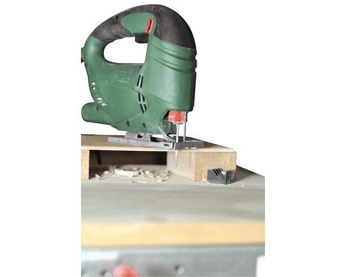 Scie sauteuse verte coupant du bois