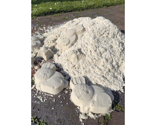 Tas de sable avec des figurines de sable moulées