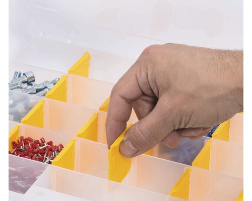 Boîte d''assortiment avec une main et diverses petites pièces