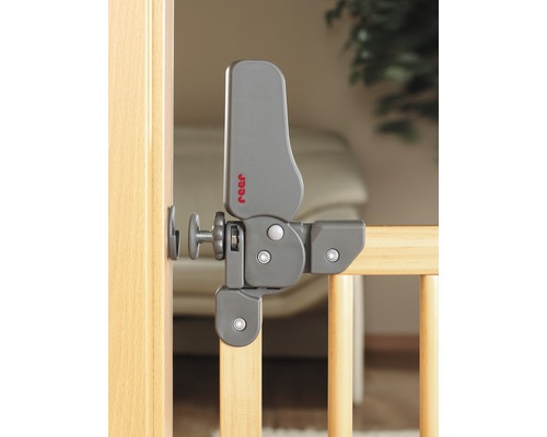 Logo Reer sur une barrière de sécurité en bois