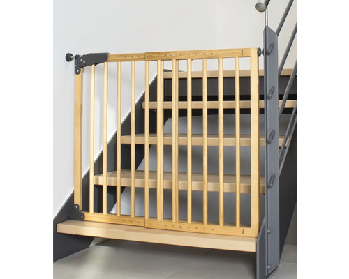 Barrière de sécurité en bois installée dans un escalier