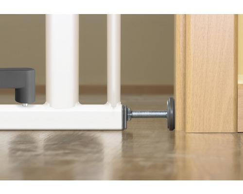 Detailansicht eines Treppenschutzgitters mit Befestigung an einer Tür