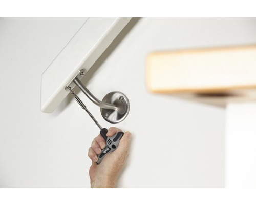 Montage d''une main courante avec un tournevis