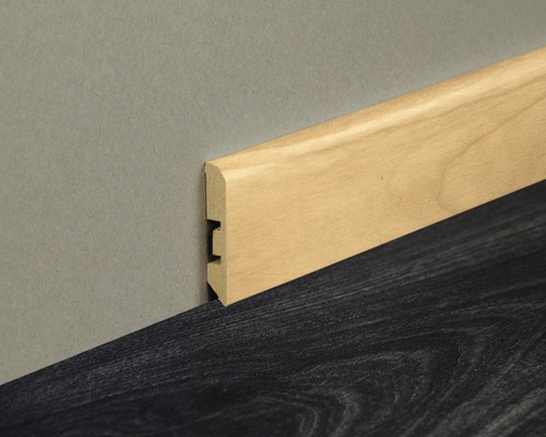 Plinthe en bois sur un mur