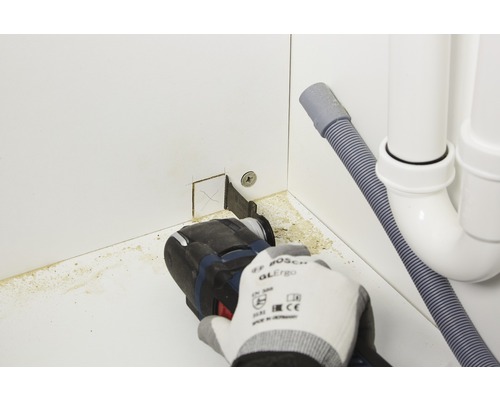 Outil électrique oscillant utilisé pour découper une section dans une paroi d''armoire pour les installations sanitaires