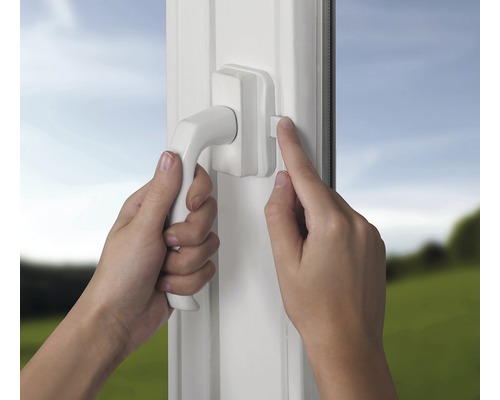 Une personne actionne une poignée de fenêtre avec fonction oscillo-battante