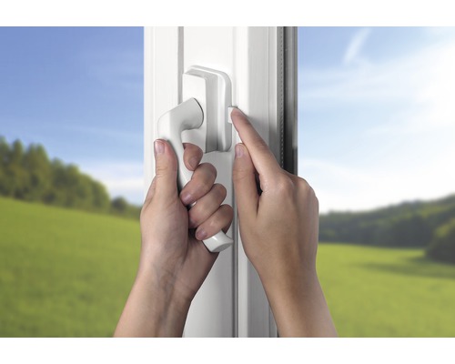 Manipulation d''une fenêtre en plastique avec fonction oscillo-battante