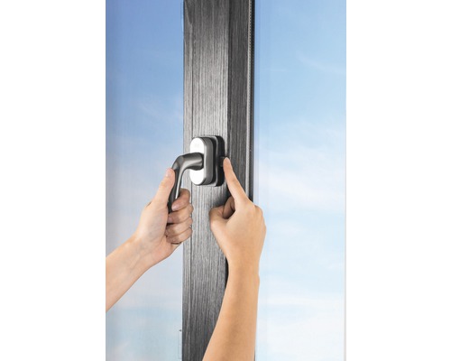 Utilisation d''une poignée de fenêtre sur une fenêtre