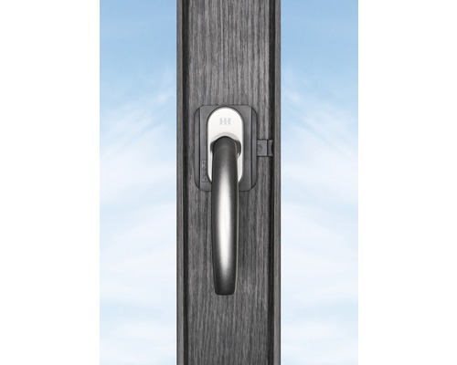 Poignée de fenêtre sur une fenêtre en bois