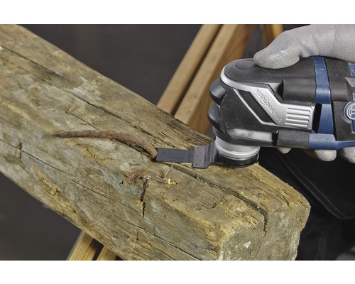 Outil multifonctionnel utilisé pour retirer un clou d''une poutre en bois