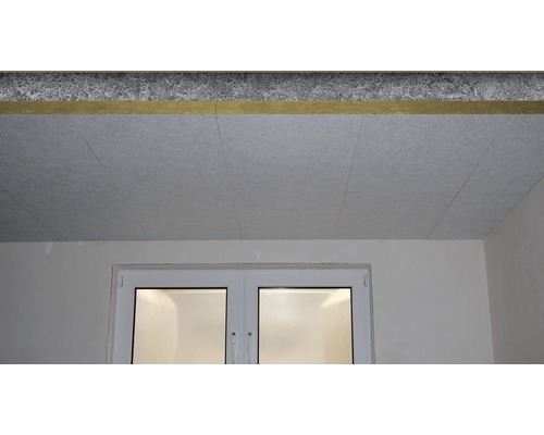 Plafond de chambre avec isolation au-dessus de la fenêtre