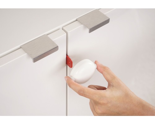 Sécurité enfant fixée à une armoire