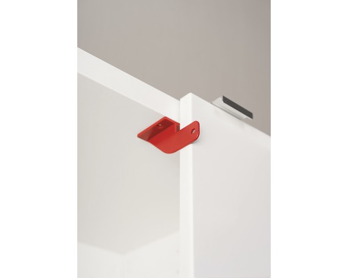 Connecteur de meuble rouge fixé à une armoire blanche.