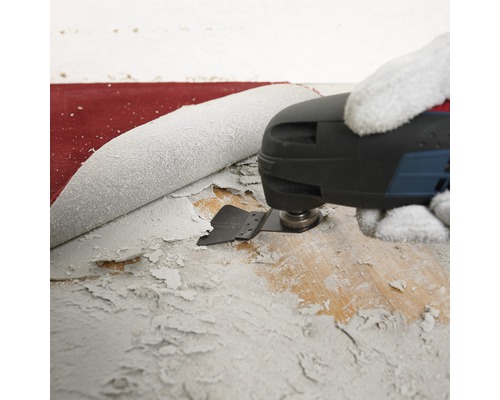 Oszillierendes Multifunktionswerkzeug beim Entfernen von Farbe von einer Holzoberfläche.