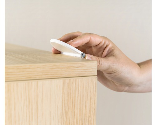 Une serrure de meuble est montée sur un meuble en bois.