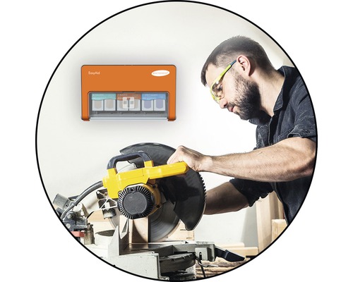 Handwerker bei der Arbeit mit einer Kappsäge, im Hintergrund ein Sortimentskasten für Schrauben und Dübel