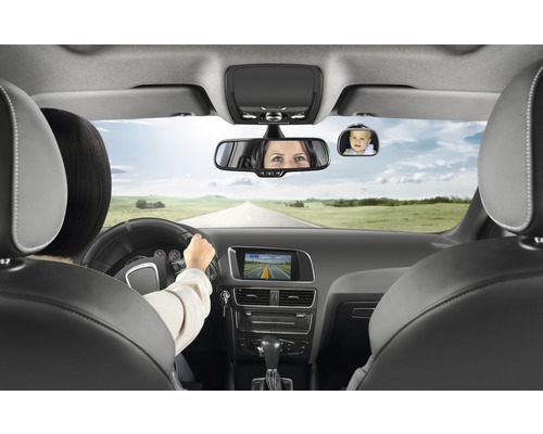 Intérieur d''une voiture avec conducteur et rétroviseur supplémentaire pour observer un enfant