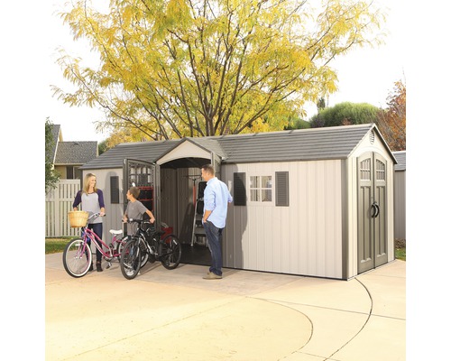 Abri de jardin spacieux avec famille et vélos dans l''allée