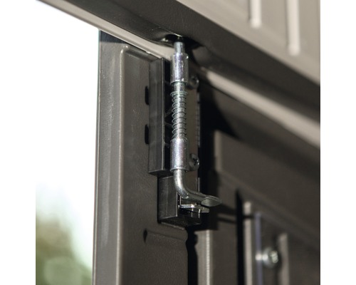 Vue détaillée d''un verrou de porte sur un abri de jardin