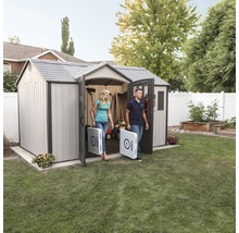 Scène de jardin avec abri de jardin, homme et femme portant une table pliante