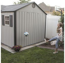 Scène de jardin avec abri de jardin et enfant jouant au football