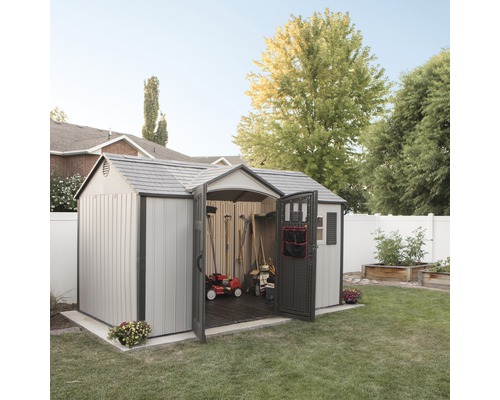 Abri de jardin avec portes ouvertes et outils de jardin à l''intérieur