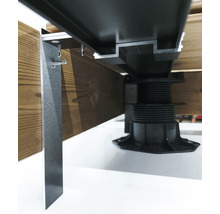 Detailansicht eines Terrassenunterbaus mit verstellbarem Stelzlager, Aluminiumprofil und Schrauben