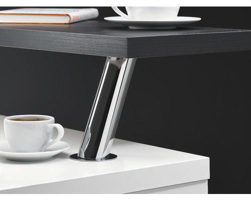 Detailansicht eines Tisches mit schwarzer Tischplatte und verchromten Beinen