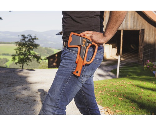 Une hache For-Q attachée au pantalon