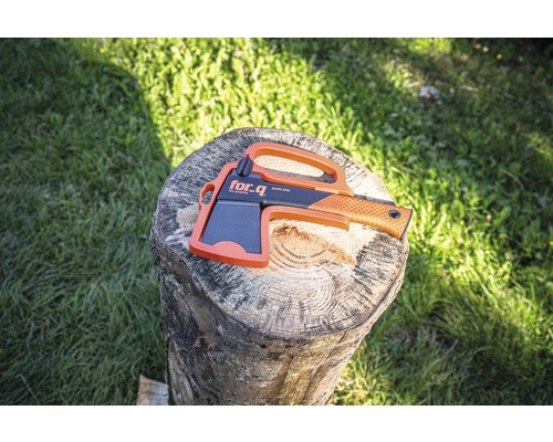 Hache à fendre for.q avec protège-lame sur une souche d''arbre