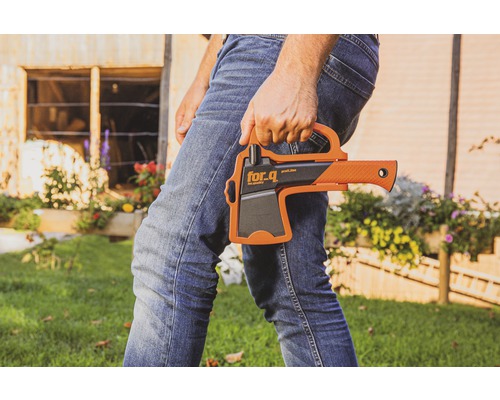 Personne tenant une hache for-q profi line à la main