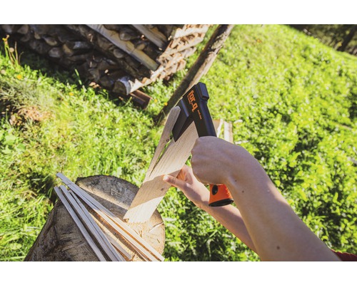 "Gros plan d''une personne fendant du bois avec une hache à fendre 