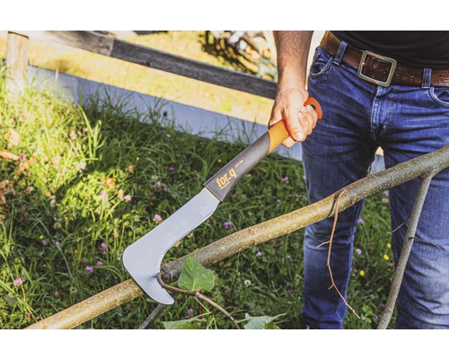 Une personne tient une serpe de la marque For-q pour tailler des branches