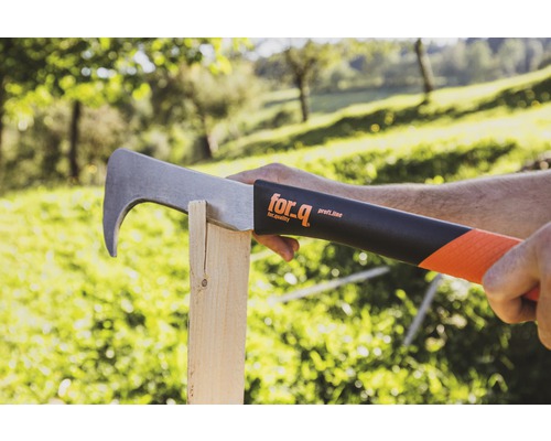 Hache d''élagage pour ébrancher les branches et les troncs en utilisation.