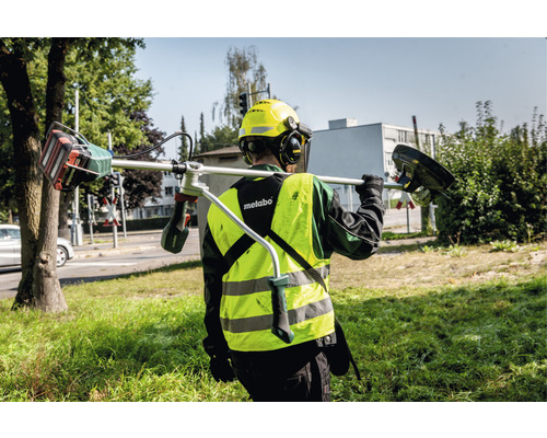 Person mit Metabo Akku-Rasentrimmer im Aussenbereich