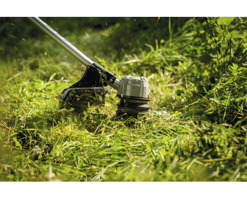 Rasentrimmer beim Schneiden von Gras