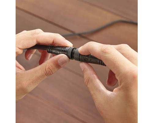 Deux mains connectent un câble