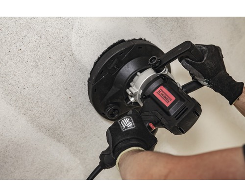 Artisan utilisant une ponceuse à plaques de plâtre sur un mur