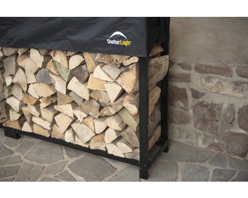 Étagère à bois avec bois de chauffage et couverture de ShelterLogic