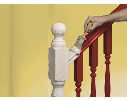 Peinture d''une rampe d''escalier avec un pinceau