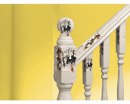 Gros plan d''un escalier dont la peinture s''écaille, montrant la nécessité d''une rénovation