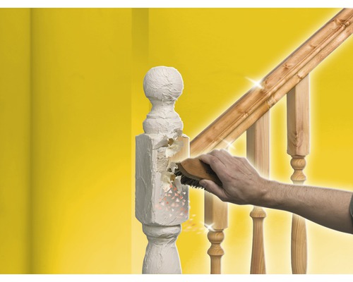 Une personne utilise une brosse pour nettoyer un escalier.