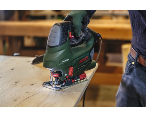 Scie sauteuse Bosch en cours d''utilisation sur une pièce.