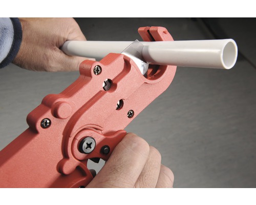 Coupe-tube coupant un tube.